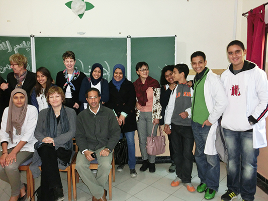 モロッコの中学校で、中学生とのディスカッションを終えて記念写真の風景